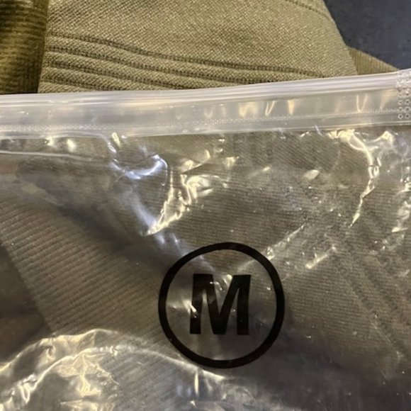 Women's Army Green Cropped Top Long Sleeve Vented Thumb Holes Workout Top M NIP - Picture 7 of 7